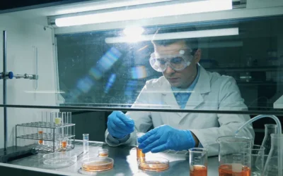 医生与患者讨论基因检测报告