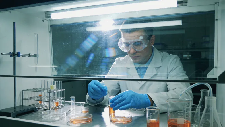 医生与患者讨论基因检测报告