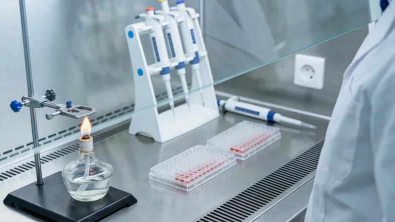 医生与患者共同查看21基因检测报告单