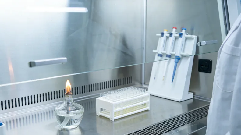 一张基因检测报告结论部分的局部特写，突出“阳性”和具体数值