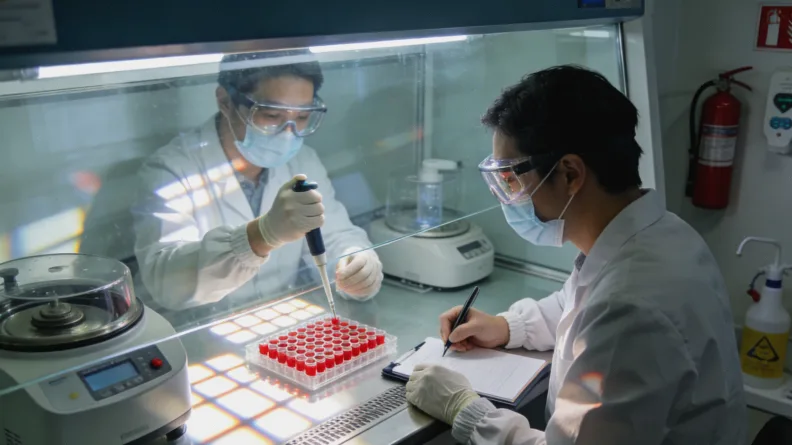 一位女性正在与医生（遗传咨询师）进行面对面交谈