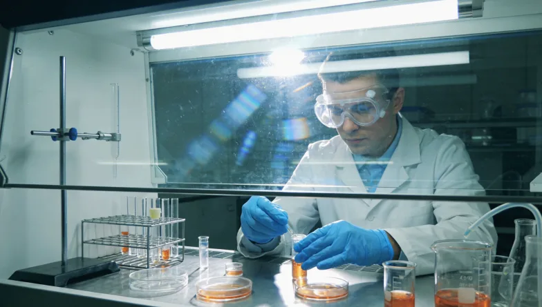 展示乳腺癌风险阶梯管理示意图:监测、药物、手术