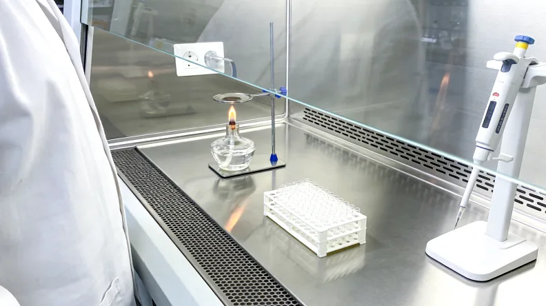 一份CT报告单上，关键描述被荧光笔圈出