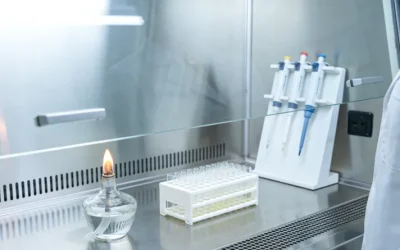 医生与乳腺癌患者查看基因检测报告示意图