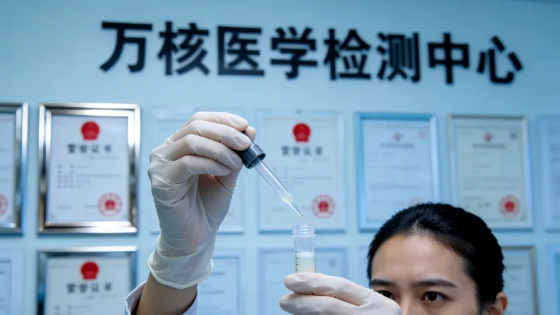 高通量测序仪正在运行中的特写