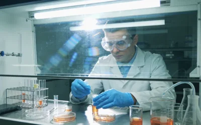 医生与患者讨论基因检测报告