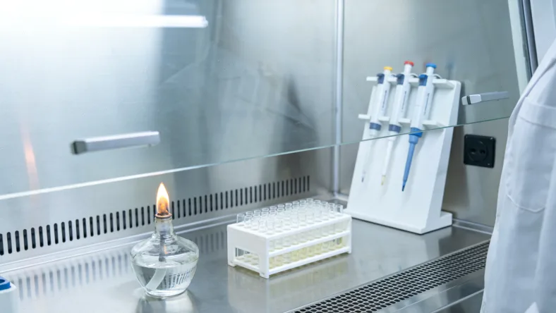 医生与患者沟通基因检测报告的场景