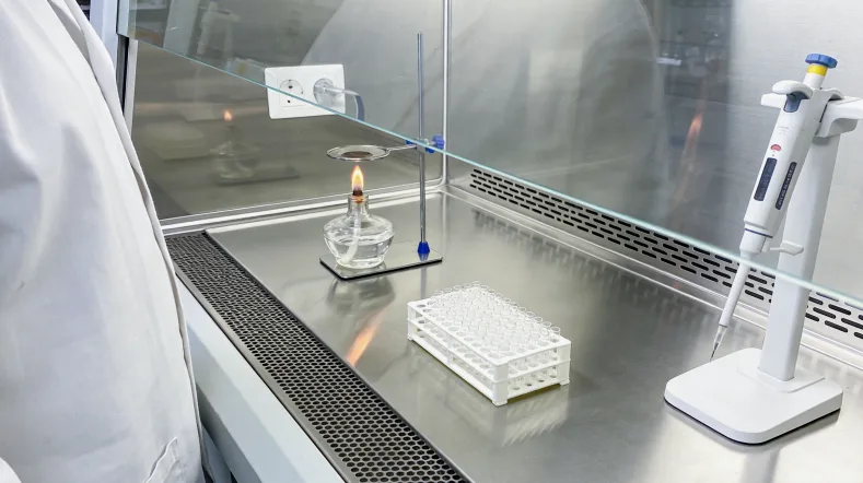 肿瘤内科医生在电脑前查看基因检测报告