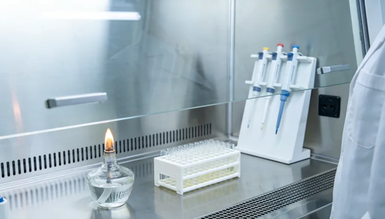 药丸与基因链交互影响的视觉化图标