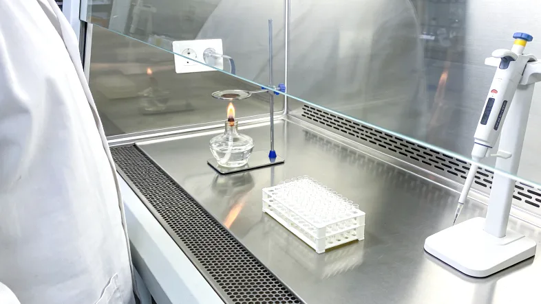 医生与患者沟通检测方案的场景