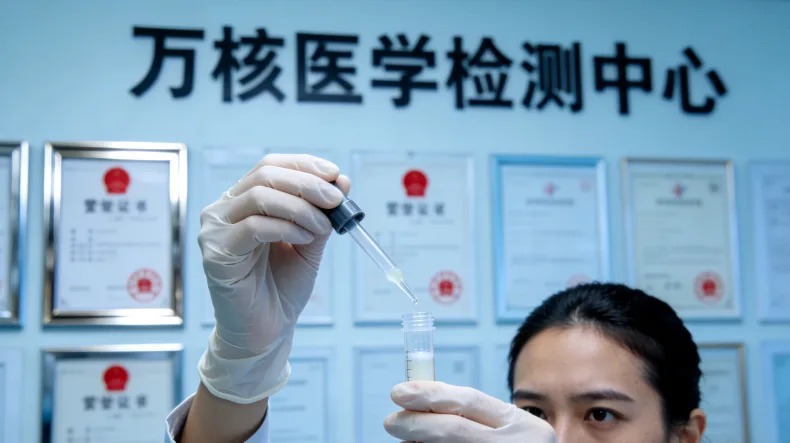 超声实时引导下进行穿刺活检的示意图