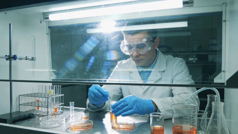 医生与患者共同查看基因检测报告