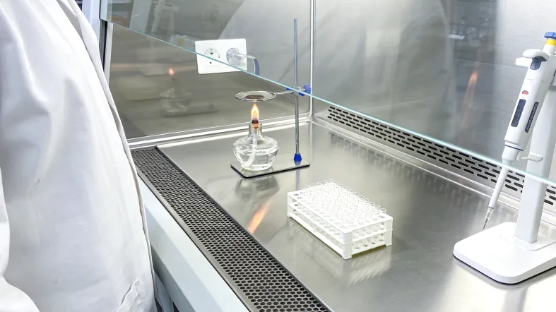 “乙肝两对半”化验单特写,箭头指向关键指标