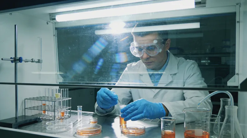 一个人在家用体温计测量体温,表情关切