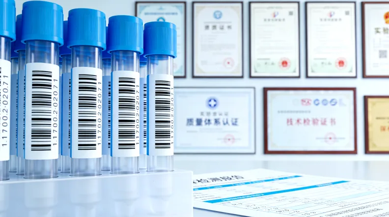 一位中老年患者同时拿着阿司匹林和降压药药盒，面露疑惑