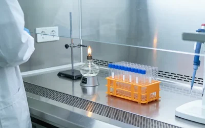 一个人困惑地看着手中基因检测报告的特写