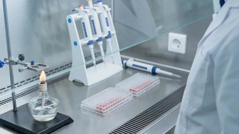 对比图:一边是基因图标,另一边是血糖仪、肾脏肝脏示意图,中间一个加号。