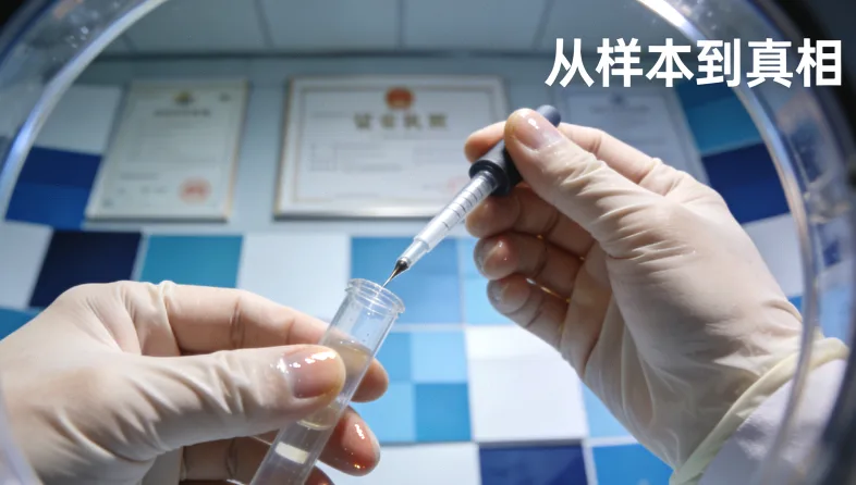 医生与糖尿病患者在诊室交流病情