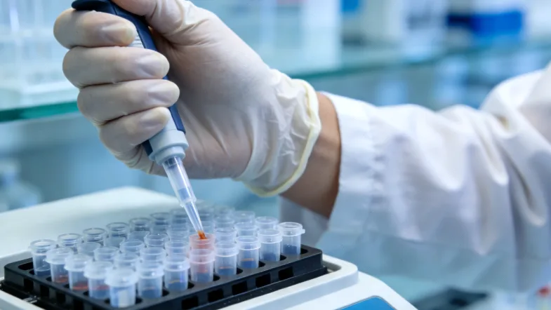 基因序列与药物分子结构示意图