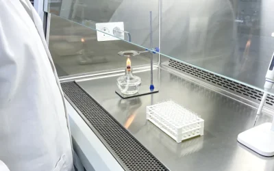 一位患者同时拿着降压药和降糖药药盒，面露疑惑