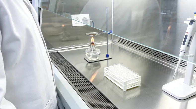 一位患者同时拿着降压药和降糖药药盒，面露疑惑