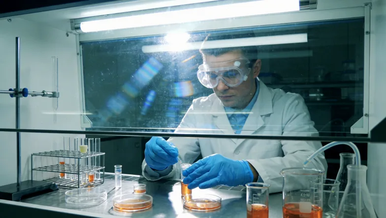 心内科医生在诊室为患者讲解基因检测报告