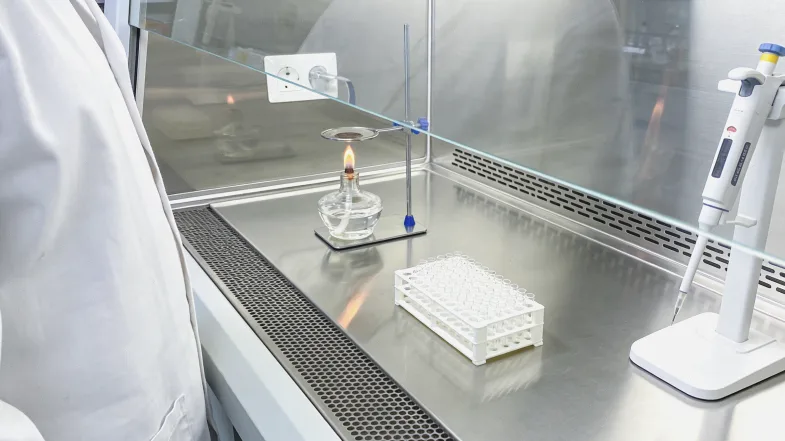 一位妈妈正对着食物不耐受检测报告,表情困惑。