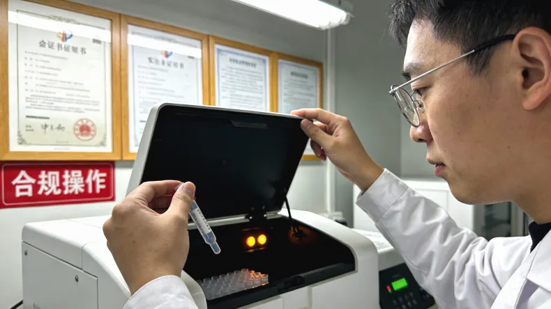 一个人面对满桌豆制品(豆腐、豆浆、毛豆)思考的漫画