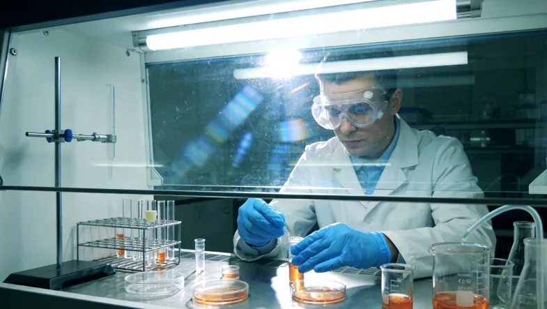 女性查看基因检测报告,表情关切