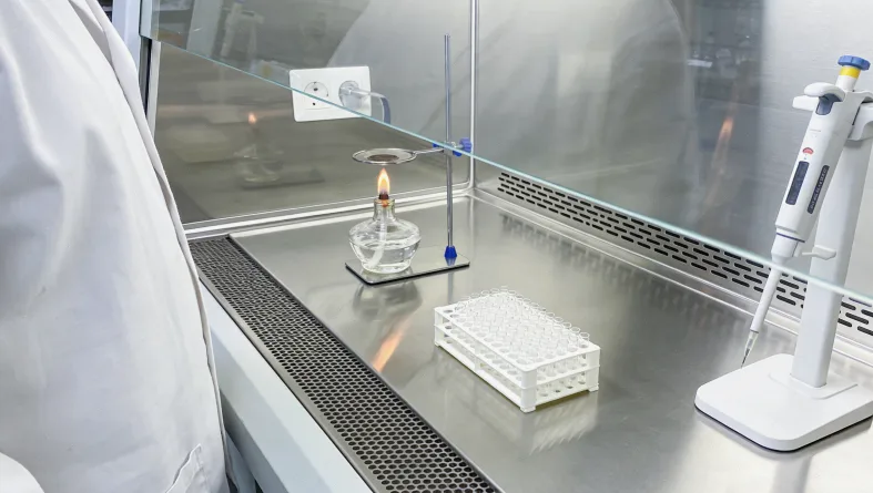 组织活检与液体活检（抽血）对比示意图