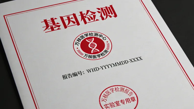 一位女性患者与医生面对面讨论病理报告