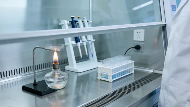 病理医生在显微镜下观察组织切片