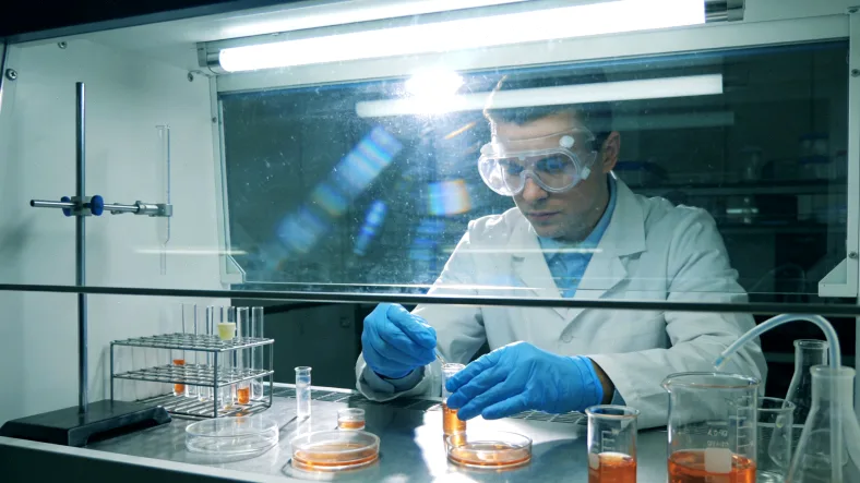 医生与肠癌患者讨论基因检测报告