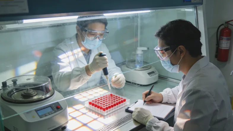 医生在电脑前分析分子检测报告