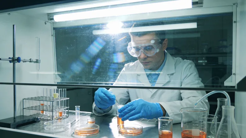 病理医生在显微镜下观察免疫组化切片