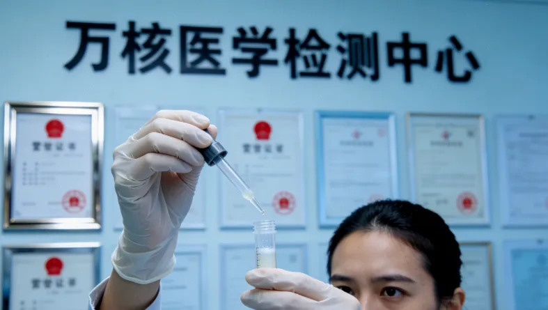 医保药品目录页面与自费药价目表的对比图