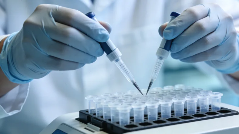 医生与患者沟通病情场景