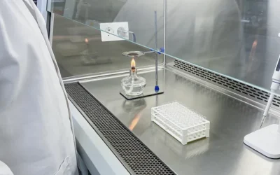 一位消费者对着电脑上的基因检测报告，露出困惑表情