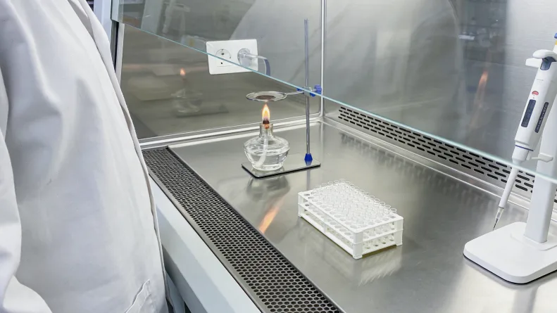 一位消费者对着电脑上的基因检测报告，露出困惑表情