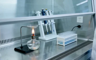 一位患者正在查看基因检测报告和药盒