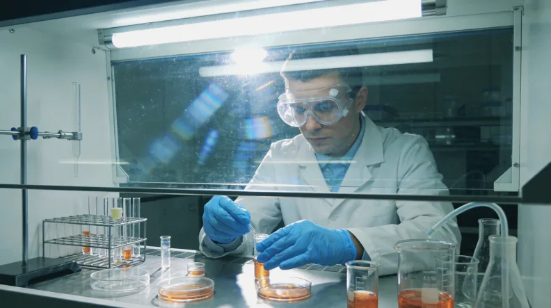 漫画风格图展示骨髓穿刺与深部实体瘤穿刺的路径深浅对比