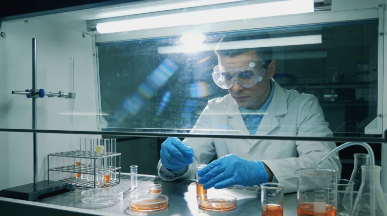 基因检测实验室中技术人员操作测序仪器的画面