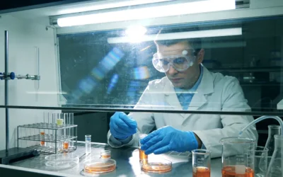 一位女性看着食物不耐受检测报告，面露疑惑