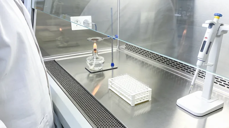 氯吡格雷药片与DNA双螺旋结构结合示意图