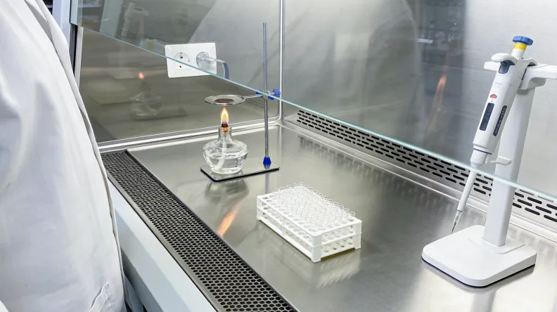 卡通形象展示药物在“快、中、慢”三种代谢类型人体内的不同浓度曲线