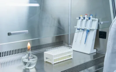 医生与患者讨论他汀基因检测报告