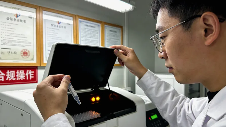 父亲与子女查看化验单的担忧场景