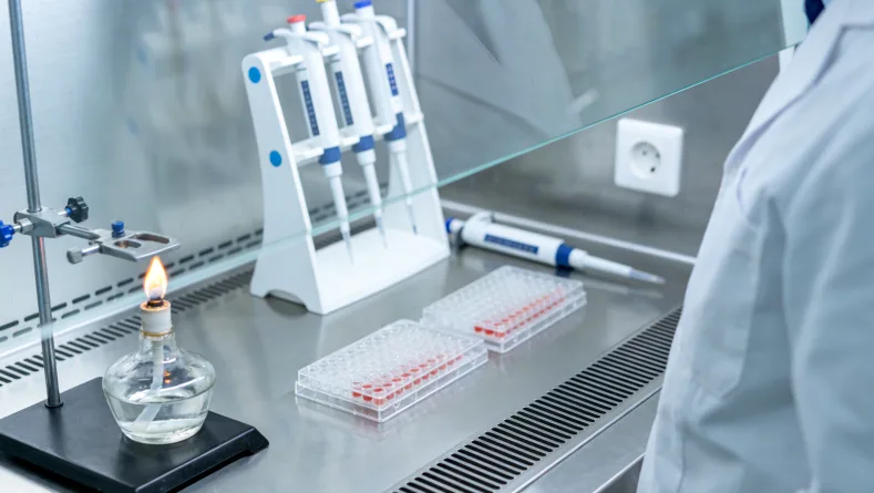 他汀类药物药瓶与DNA双螺旋结构并列示意图