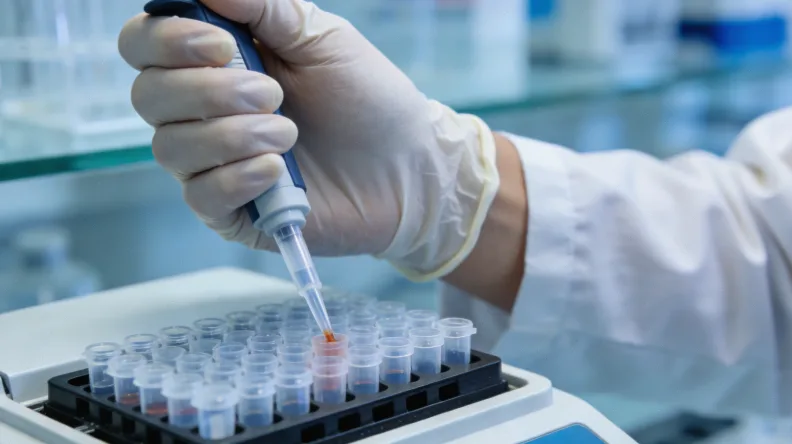 一份布满阳性标记的食物不耐受检测报告特写