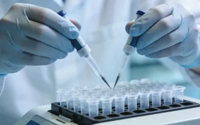 一位中老年男性困惑地看着基因检测报告和药盒